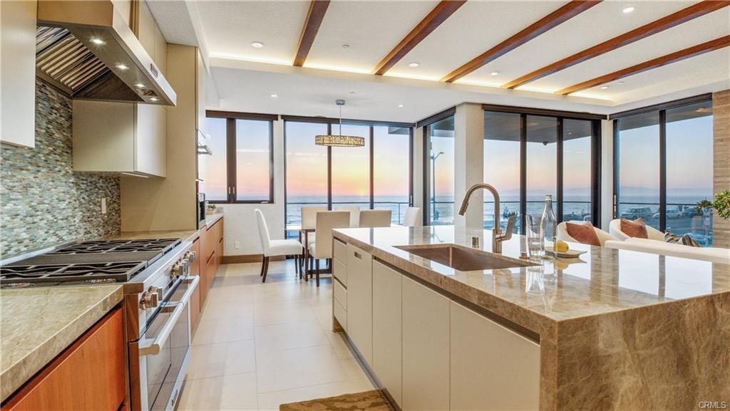 1000 Esplanade, Unit B, Redondo Beach, a single-level oceanfront corner residence built in 2017, sold May 2024
