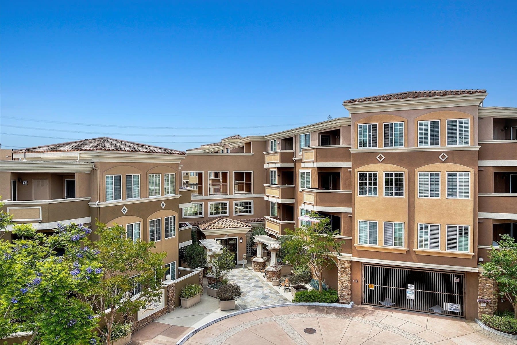 Aerial view of Breakwater Village at 2750 Artesia Boulevard, Redondo Beach, where Unit 337 sold in September 2025
