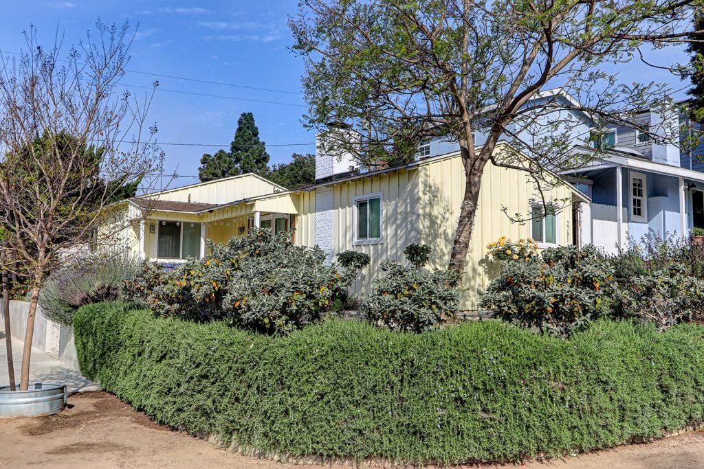 Front exterior of 2701 Oak Avenue, Manhattan Beach, a 1952 two bedroom house in the Tree Section, sold off market April 2026
